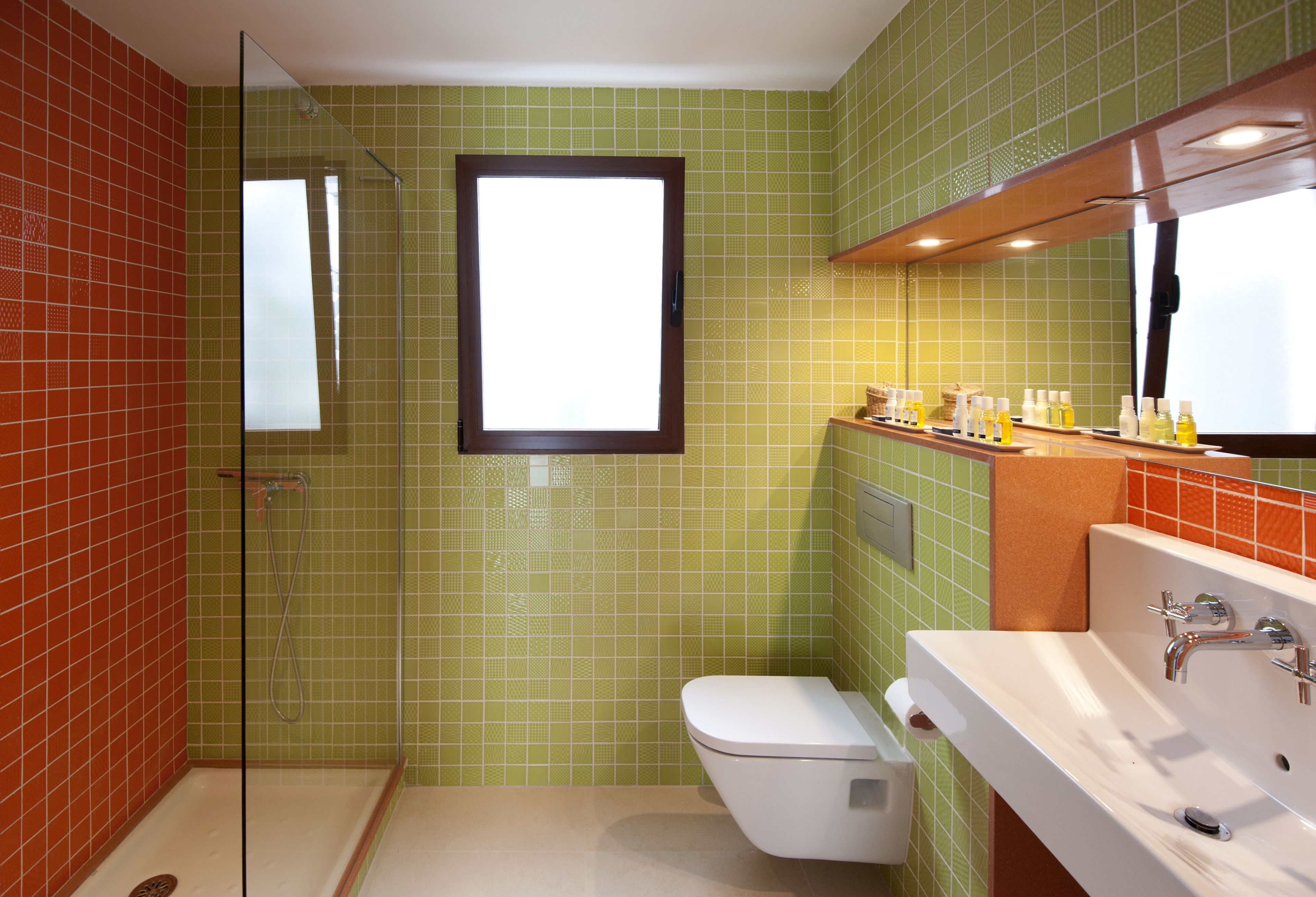 Un baño con ducha, inodoro y lavamanos.