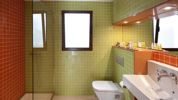 Un baño con ducha, inodoro y lavamanos.