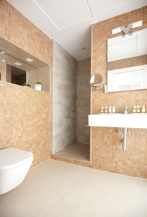 Dusche, kostenlose Toilettenartikel, Haartrockner, Handtücher