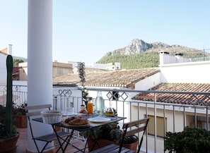 Daily full breakfast (EUR 12 per person)