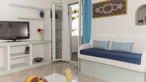 Suite, vistas al mar | Zona de estar | Una televisión LED