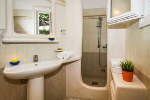 Comfort Apartment, Sea View, Ground Floor | Bathroom | Shower, free toiletries, hair dryer, slippers - Pollonia Studios (Milos)