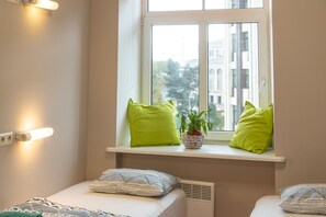 Økonomi-tremannshytte, 1 soverom, delt bad, byutsikt | Skrivebord, lydisolert, strykejern/-brett og wi-fi (inkludert)