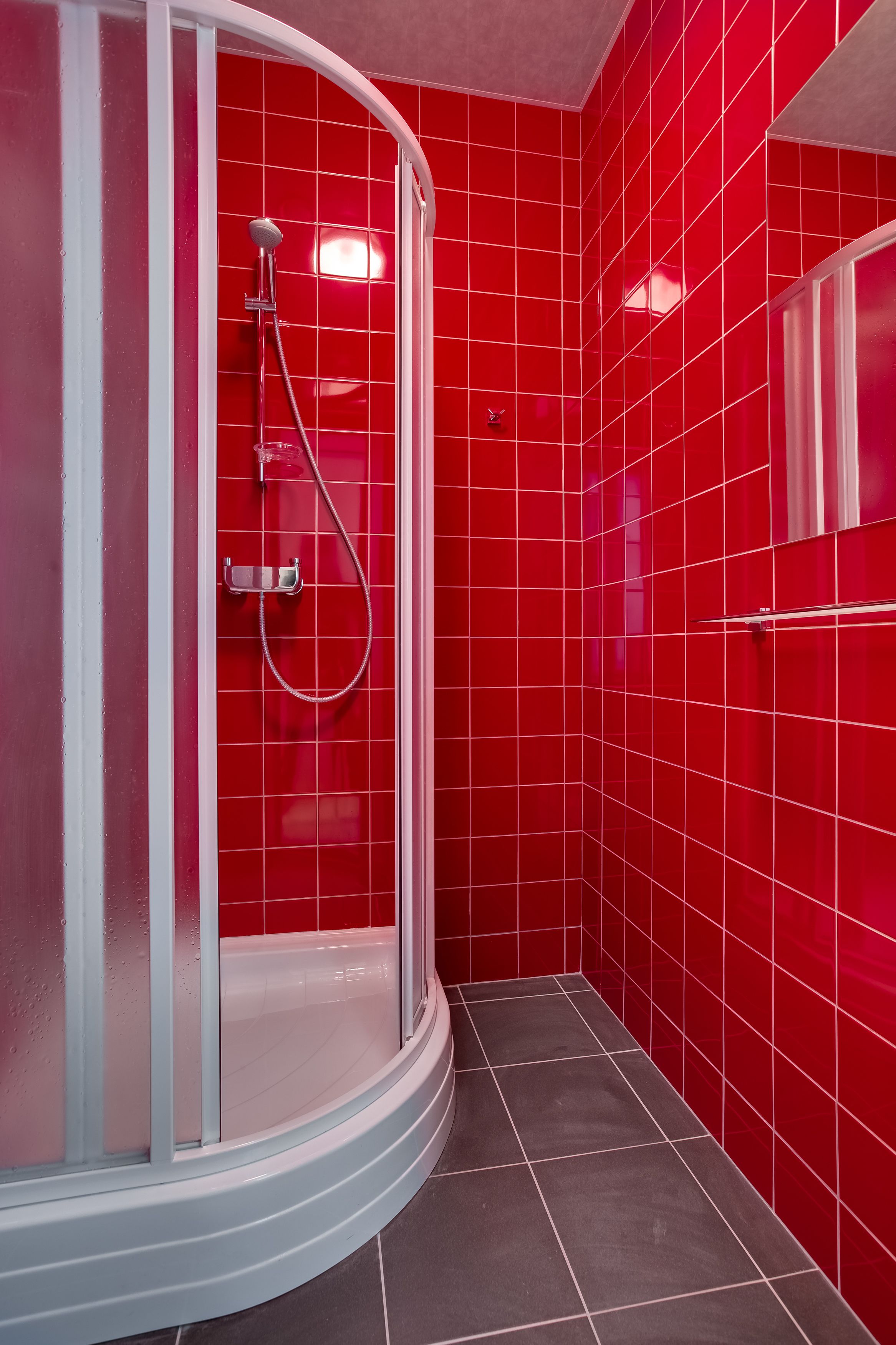 Shower, pengering rambut,  dan handuk