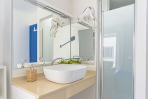 Ducha, cabezal de ducha tipo lluvia, secador de pelo, toallas