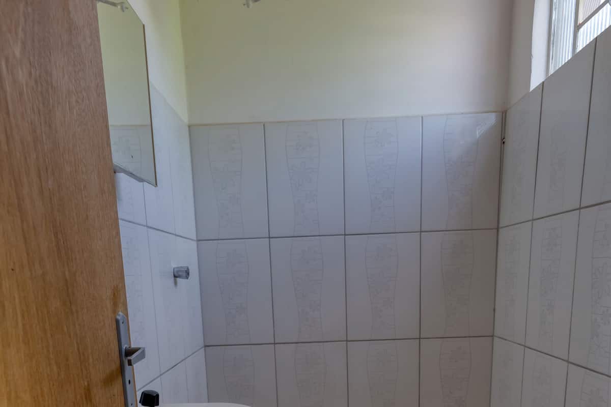 twin room | bathroom | shower, towels, soap, shampoo