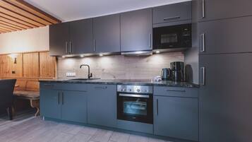 Full-size fridge, microwave, oven, stovetop