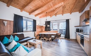 Comfort-lejlighed - 4 soveværelser - sauna (Type A) | Opholdsområde | Fladskærms-tv