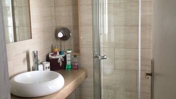 Chalet, 2 slaapkamers, kitchenette | Badkamer | Een douche, een haardroger, handdoeken, zeep