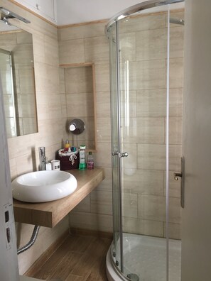 Chalé, 2 quartos, cozinha americana | Banheiro | Chuveiro, secador de cabelo, toalhas de banho, sabonete