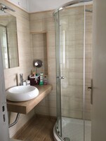 Chalet, 2 Bedrooms, Kitchenette | Bathroom | Shower, hair dryer, towels, soap