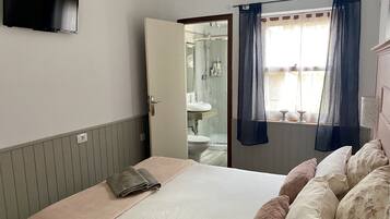 Romantic Double Room, 1 Double Bed, Ensuite | Down duvets, free WiFi, bed sheets