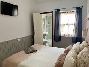 Romantic Double Room, 1 Double Bed, Ensuite | Down duvets, free WiFi, bed sheets - La Casita de Las Palmas VV (Las Palmas de Gran Canaria)