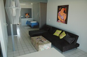 Maison exclusive, face à la mer | Salle de séjour | Téléviseur connecté, services de diffusion en continu