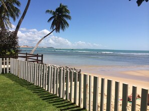 Casa exclusiva, frente al mar | Vista a la playa o el mar
