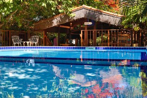 Piscina externa, funciona das 8h às 22h, espreguiçadeiras