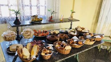 Café da manhã com buffet grátis todos os dias