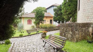 إطلالة على الفناء