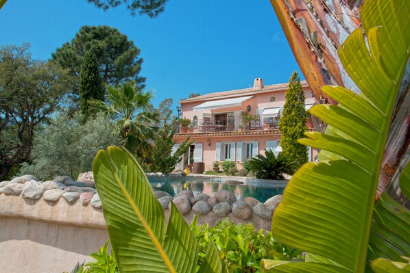 A large house with a swimming pool, surrounded by lush greenery and a clear blue sky. - Casa Del Sole Chambre d'hôtes de Charme (Sari-Solenzara)