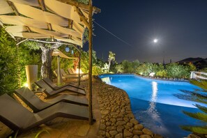Seasonal outdoor pool, open 9:00 AM to 9:00 PM, pool umbrellas - Casa Del Sole Chambre d'hôtes de Charme (Sari-Solenzara)