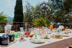 Tägliches inbegriffenes kontinentales Frühstück