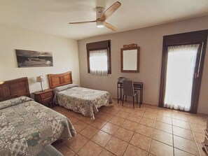 Værelse med 2 enkeltsenge | Mørklægningsgardiner, strygejern/strygebræt, gratis Wi-Fi, sengetøj