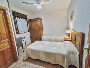 Phòng | Màn/rèm cản sáng, bàn ủi/dụng cụ ủi quần áo 