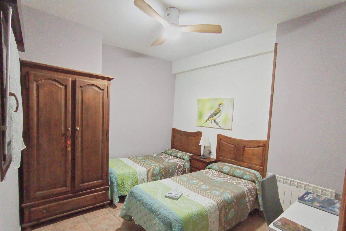 Màn/rèm cản sáng, bàn ủi/dụng cụ ủi quần áo