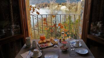 Daily full breakfast (EUR 8 per person)