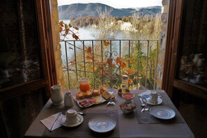 Bữa sáng đầy đủ hàng ngày (8 EUR/mỗi người) 