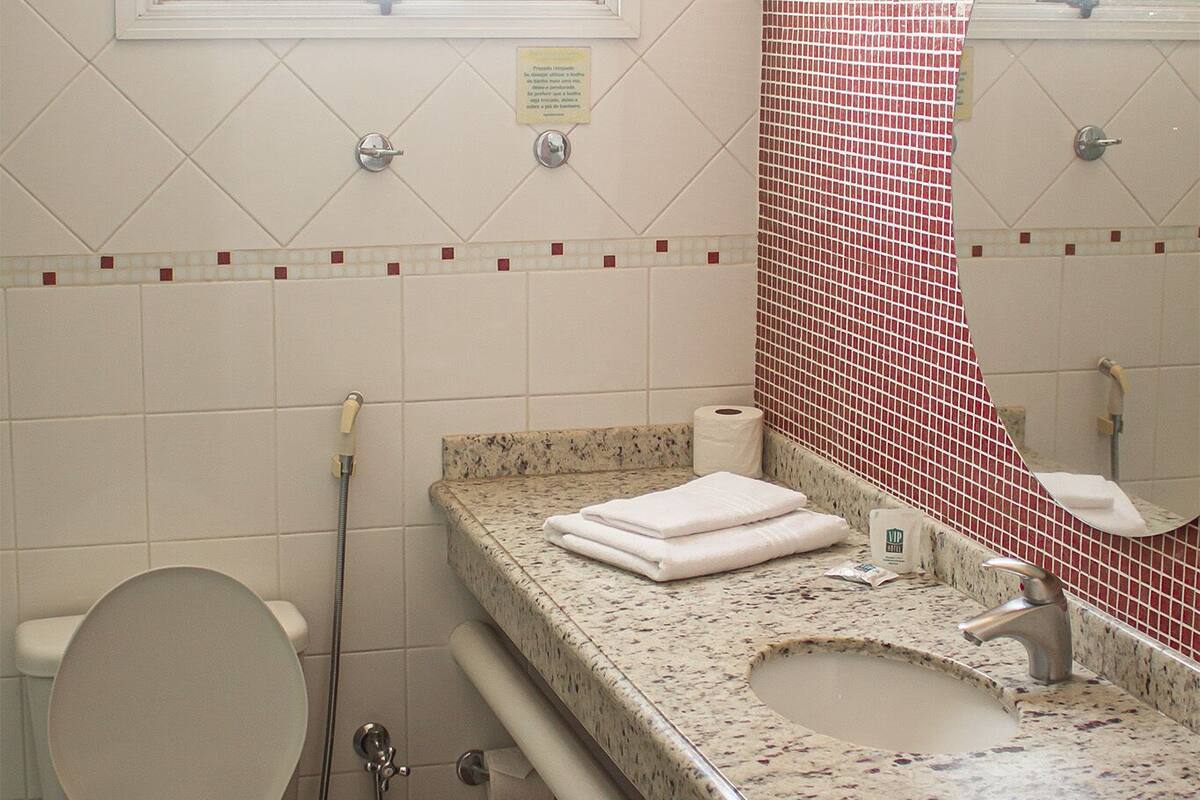 shower, free toiletries, towels