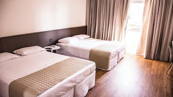 Suíte Master | Frigobar, escrivaninha, cortinas blackout, quartos à prova de som