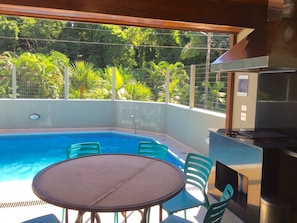 Una piscina al aire libre
