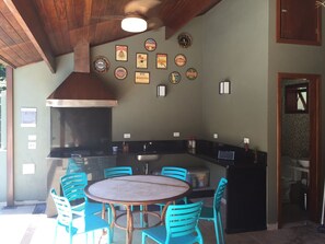 Full-sized fridge, microwave, oven, stovetop