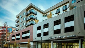 A Courtyard Marriott hotel with a modern design, featuring multiple balconies and large windows. - Courtyard by Marriott Corvallis (Corvallis)