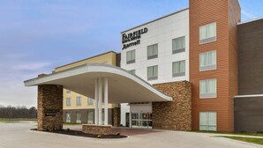 Un hotel Fairfield Inn & Suites Marriott con un diseño moderno, que cuenta con una entrada destacada con un corredor cubierto y fachada de ladrillo.