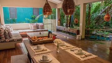 Daily cooked-to-order breakfast (BRL 60 per person)