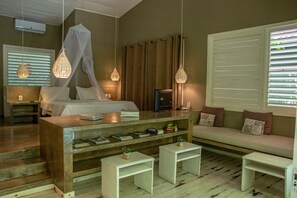 Cabaña exclusiva, 1 habitación | Área de sala de estar | Televisión LED 