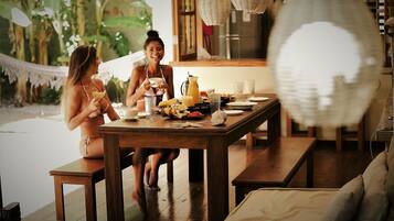 Daily cooked-to-order breakfast (BRL 60 per person)