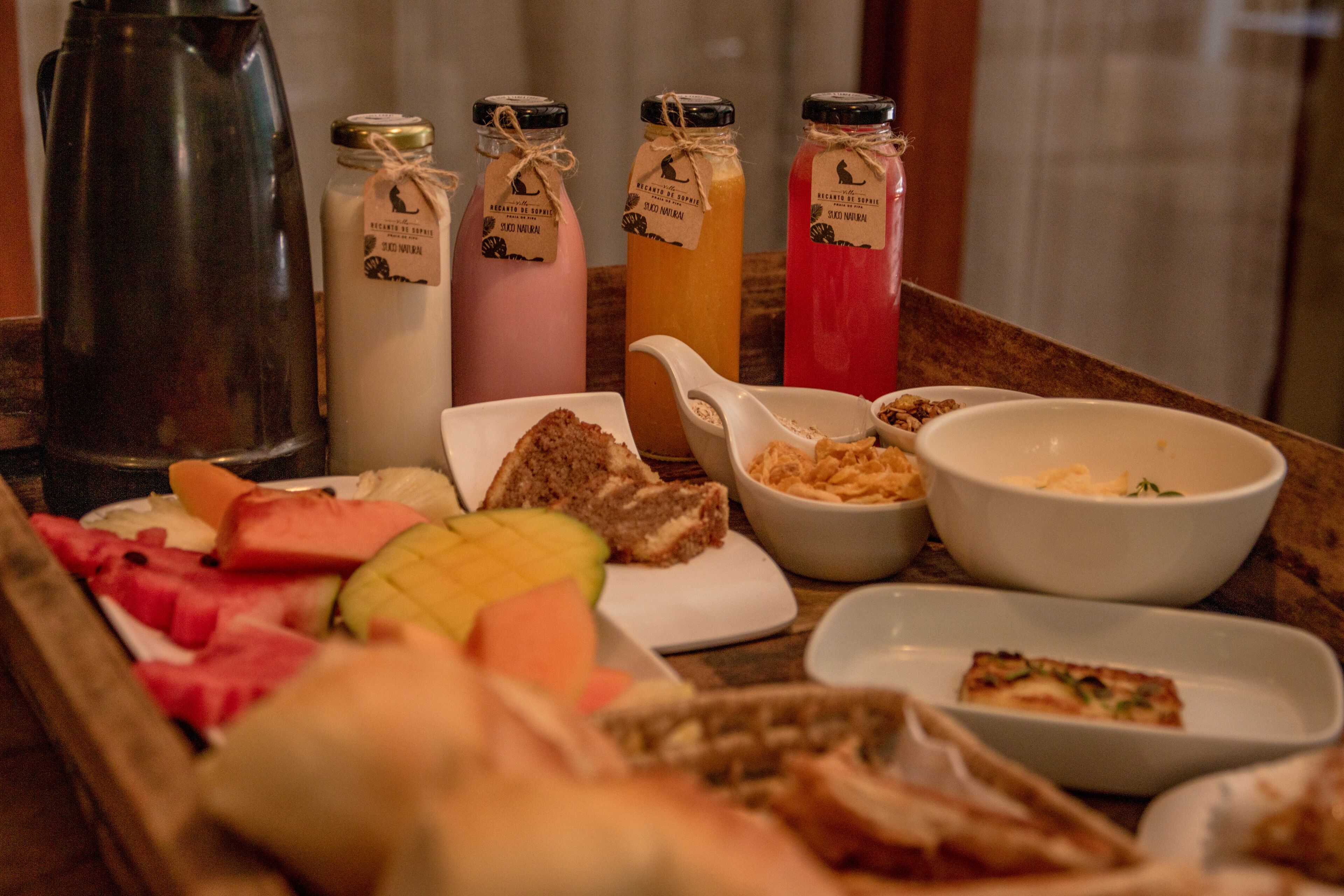 Un bufé de desayuno con diversas opciones de comida y bebidas.