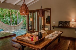 Daily cooked-to-order breakfast (BRL 60 per person)