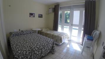 Apartamento econômico, 2 quartos, cozinha, ao lado da piscina | Roupas de cama premium, frigobar, cortinas blackout, Wi-Fi de cortesia