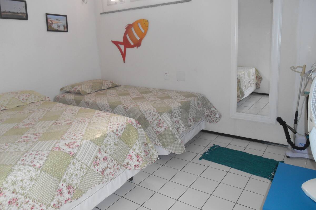 Familie appartement, 2 slaapkamers, koelkast en magnetron, aan het zwembad | Luxe beddengoed, een minibar, verduisterende gordijnen, gratis wifi