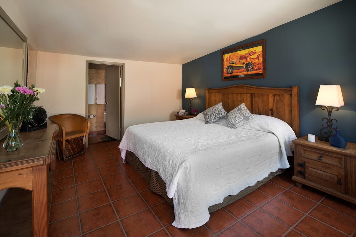 Comfort Room, 1 King Bed | Individually decorated, individually furnished, bed sheets