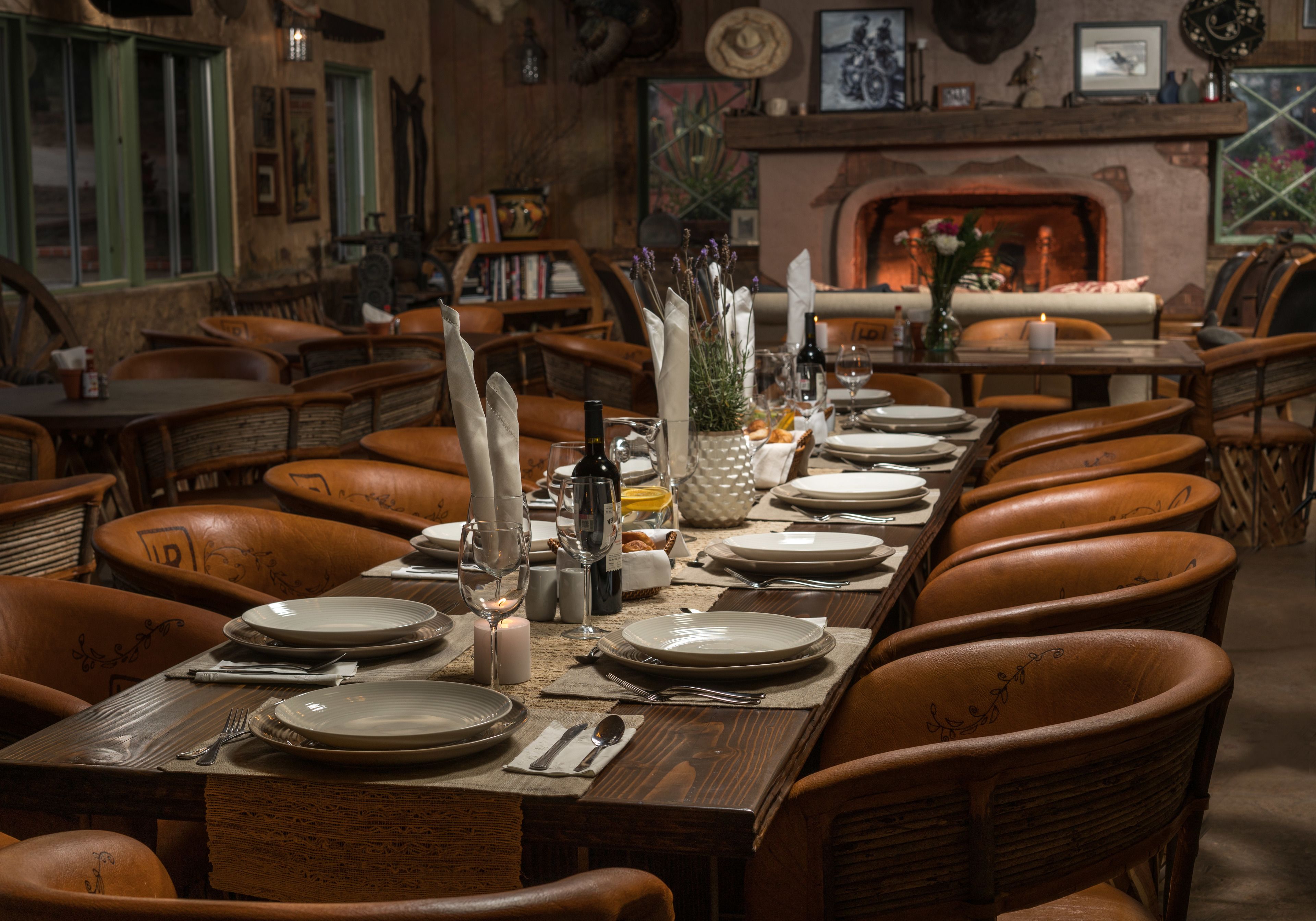 Melayani sarapan, makan siang, makan malam; sajian masakan Amerika 