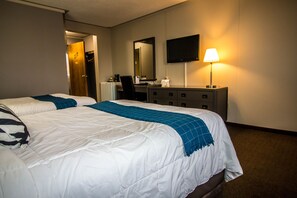 Phòng, 2 giường đôi | Bàn, khu vực làm việc phù hợp cho laptop, màn/rèm cản sáng