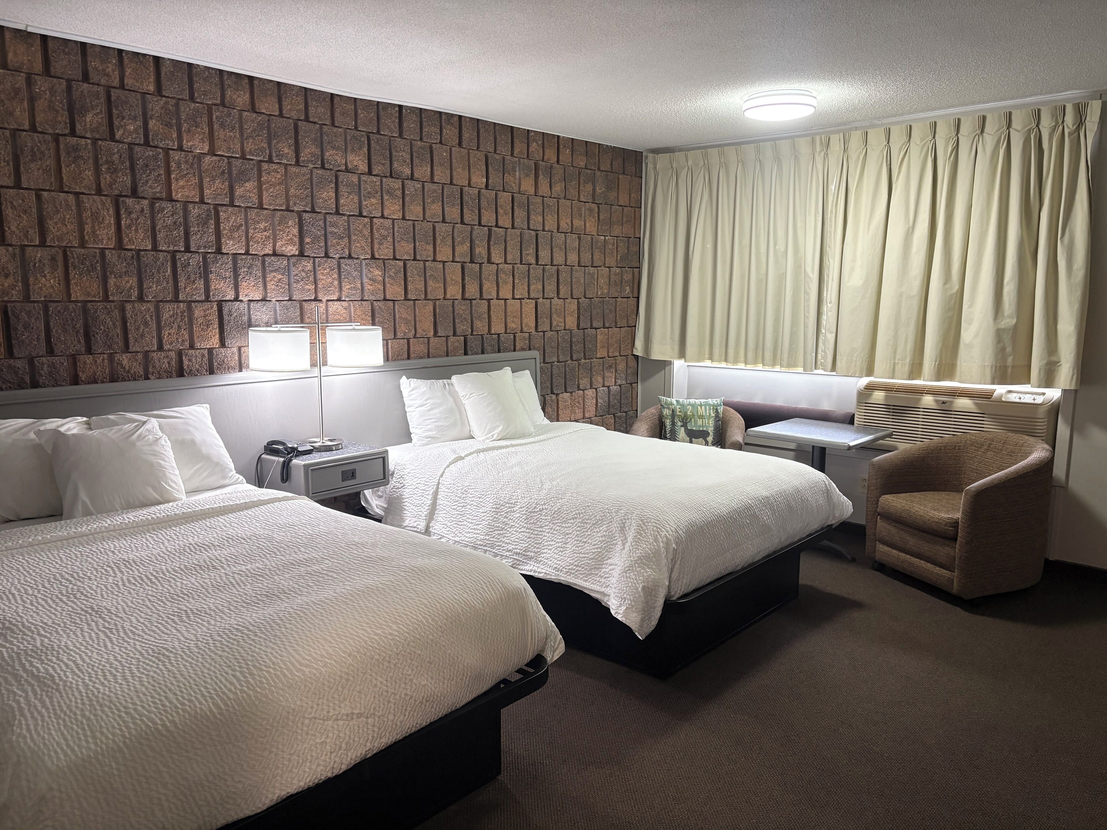 Rom, 2 dobbeltsenger | Skrivebord, skrivebord for bærbar PC og blendingsgardiner