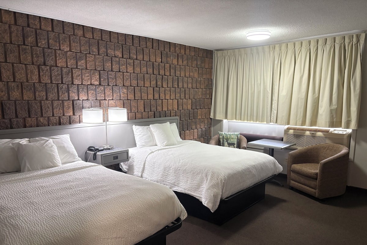 Rom, 2 dobbeltsenger | Skrivebord, skrivebord for bærbar PC og blendingsgardiner