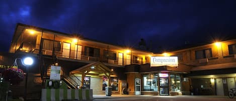 Bagian depan properti - sore/malam