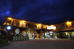 Fachada da propriedade à noite